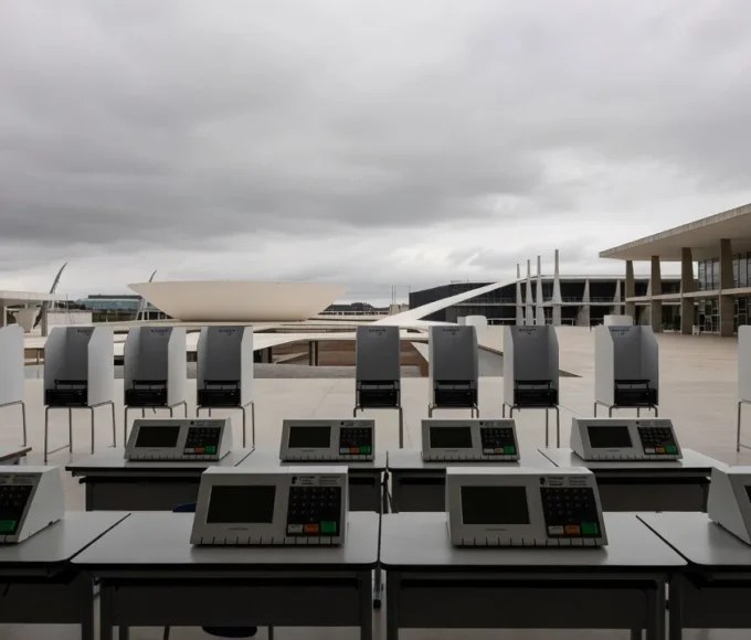 Vista aérea do Congresso Nacional em Brasília destacando desigualdades no Distrito Federal