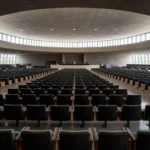 Auditório vazio na Câmara do DF representando homenagem sem apoio a corais de música sacra