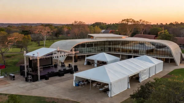 Palco de teatro no Sesc-DF preparado para shows culturais em Brasília