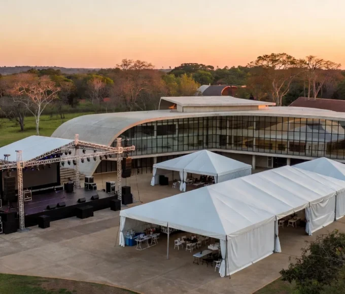 Palco de teatro no Sesc-DF preparado para shows culturais em Brasília