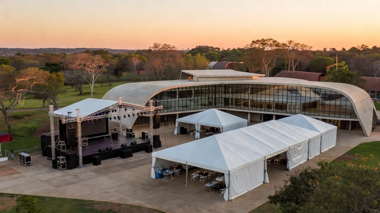 Palco de teatro no Sesc-DF preparado para shows culturais em Brasília