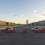 Viaturas da PMDF e barreiras de segurança na Esplanada dos Ministérios em Brasília para o desfile de 7 de Setembro.