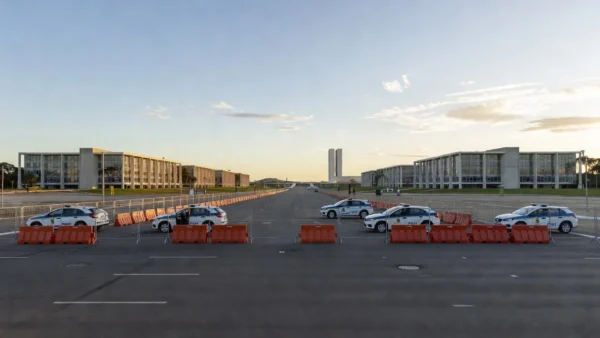 Viaturas da PMDF e barreiras de segurança na Esplanada dos Ministérios em Brasília para o desfile de 7 de Setembro.