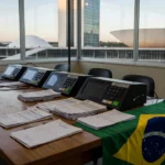 Tribunal eleitoral em Brasília com urnas para eleições 2026