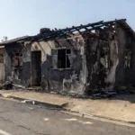 Casa carbonizada no Recanto das Emas após incêndio